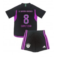 Camisa de Futebol Bayern Munich Leon Goretzka #8 Equipamento Secundário Infantil 2023-24 Manga Curta (+ Calças curtas)